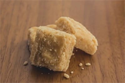 加藤さんが小学生のころ食べた、ココナッツミルクと砂糖で作られるブラジルのお菓子「キンジン」