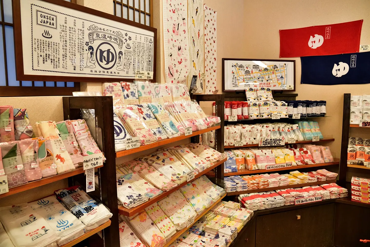 和雑貨では手ぬぐいや風呂敷、祝儀袋などが人気です。どれも日本独自のものなので、使い方を尋ねられることもあり、以前は説明に苦労することもありました。