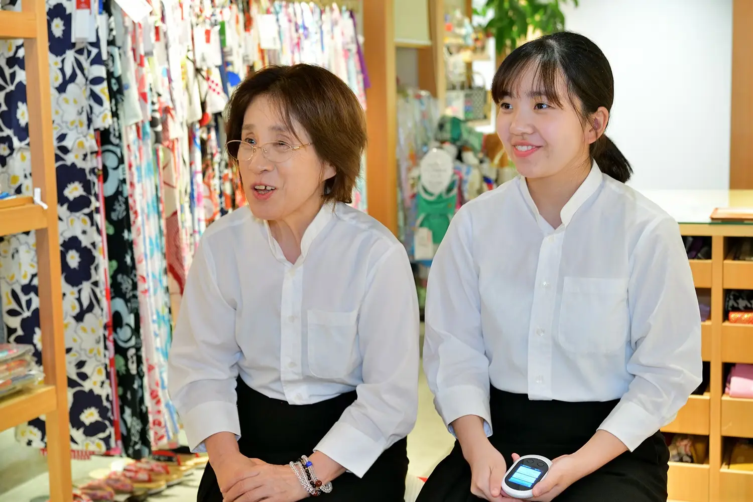 「いろは」の二方京子さん、安田百恵さん、経営者で若女将を務める系谷瞳さん