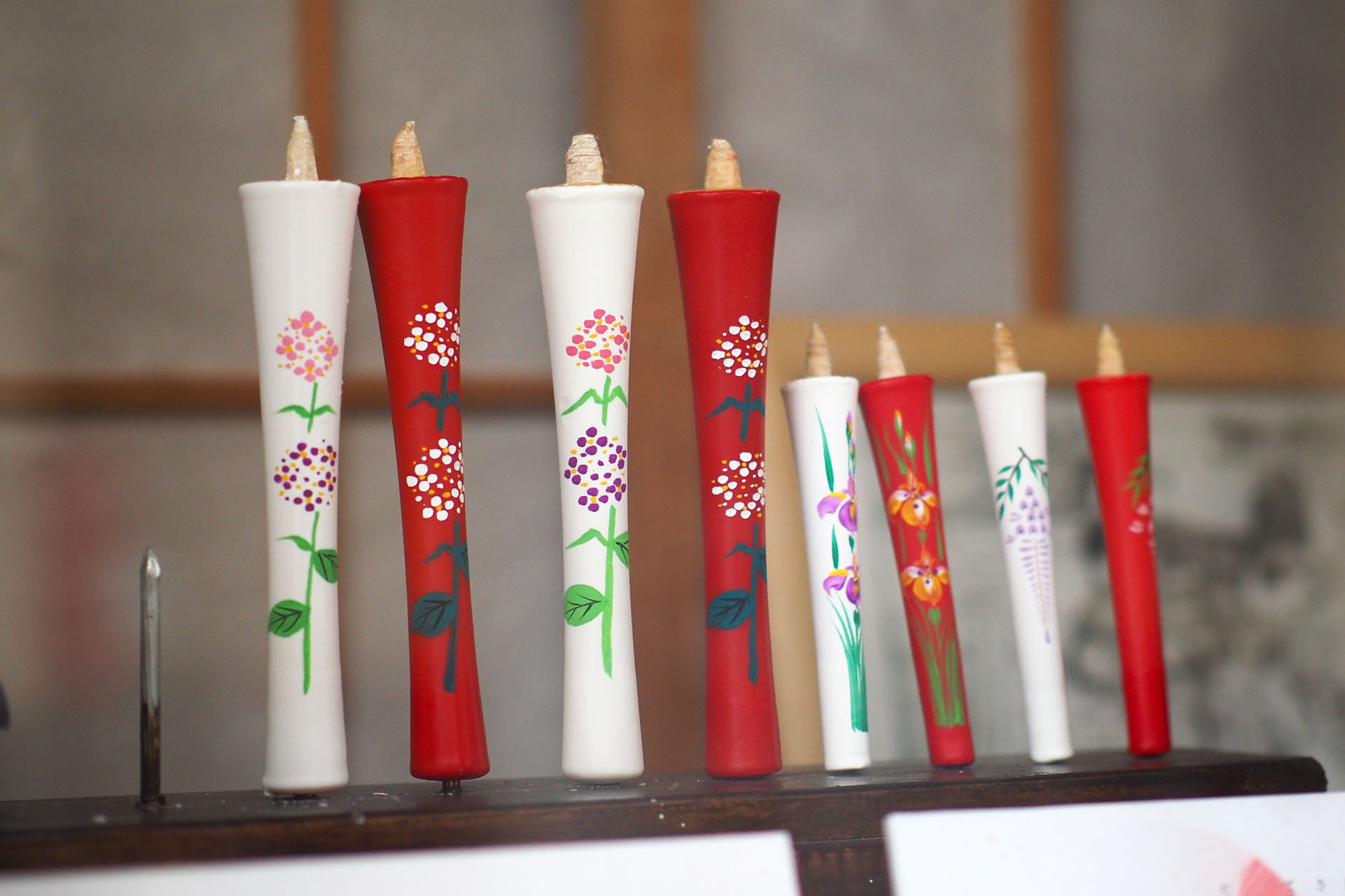 独特の燃え方に特徴がある、京都の和蝋燭。和紙に「い草」の髄を巻き付けた芯が空気の流れを作るため、風がなくても炎がゆっくりと揺らめく。
